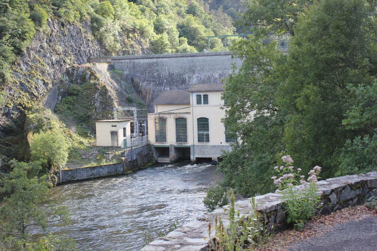 Maison Le Barrage Saint-Gervais-dʼAuvergne Exteriör bild